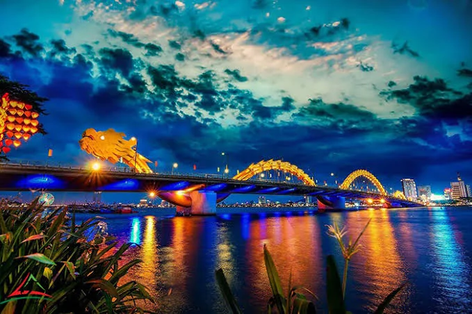 Le pont du Dragon illuminé au crépuscule au-dessus de la rivière Han à Da Nang, au Vietnam.