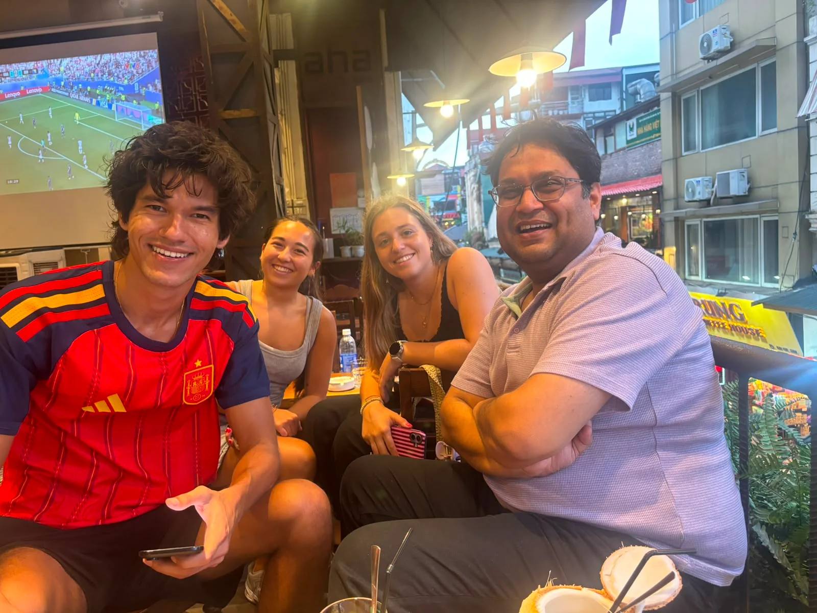 Le cofondateur de Lumifin, Gaurav Bansal, avec des voyageurs rencontrés dans un café à Hanoï, au Vietnam.